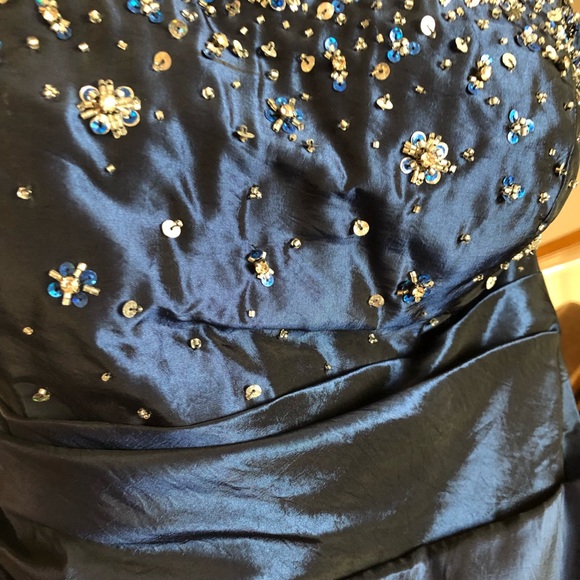 Floor length ball gown - Picture 2 of 6